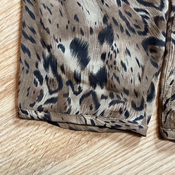 Chico's Leopard Print Silk Blouse Size 2 (large) - Picture 5 of 11